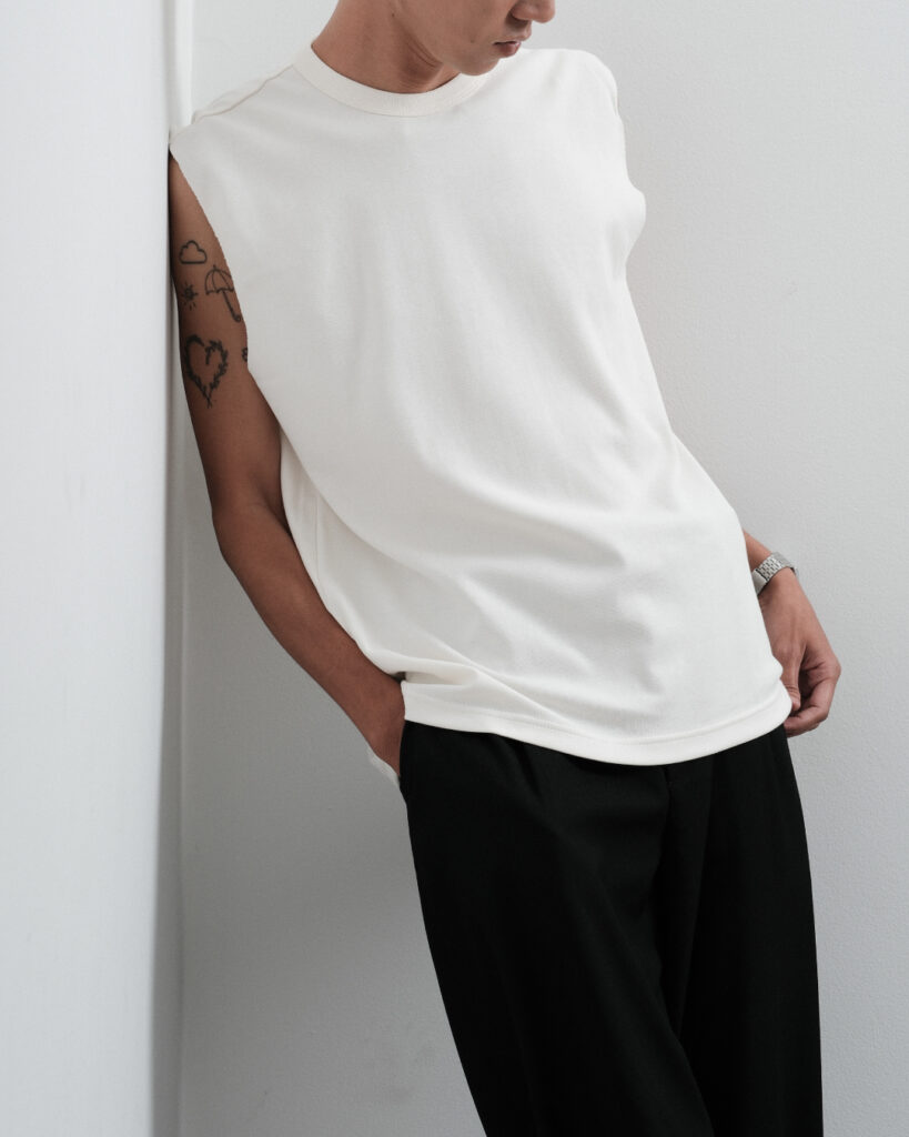 Man wearing the Tank Relaxed in Cloud Dancer