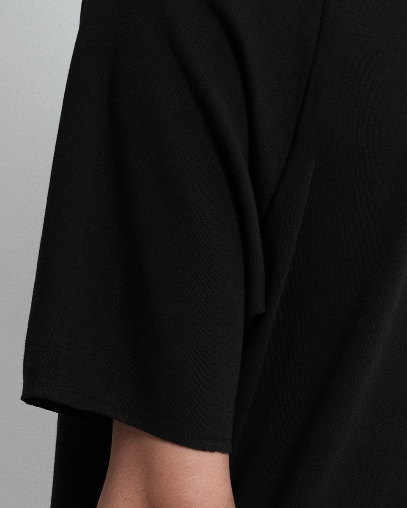Sleeve of the black Boxy T-shirt